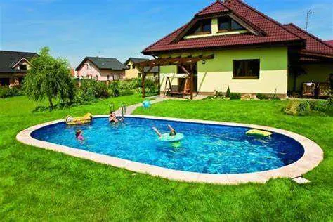 Ovalni montažni bazen u vrtu, djeca u vodi