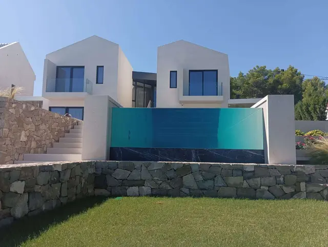 Preljevni bazen s automatskim rollerom i akrilnim zidom „Sutivan” Brač