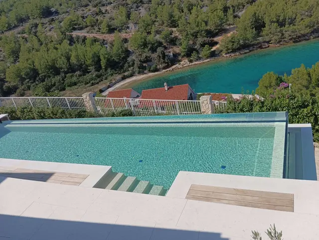Bazen sa preljevom (akrilni zid dužine 16 m) Bobovišća, Brač