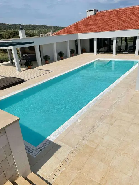 Bazen sa preljevom - Škrip - Brač