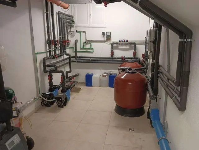 Strojarnica preljevnog bazena, Škrip, Brač (varijabilne pumpe, hidroliza, dizalice topline, automatski multiventil itd)