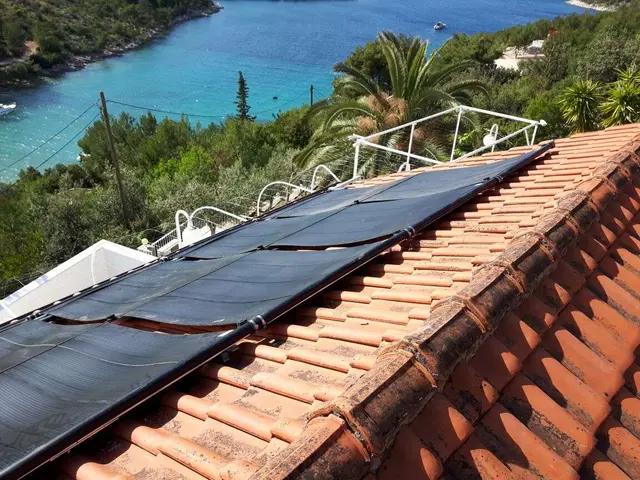 Solarni kolektori za dogrijavanje bazena, Hvar