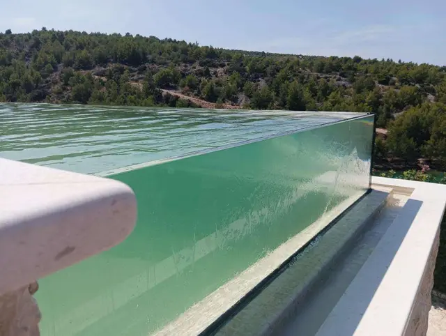 Preljevni bazen sa zidom od akrila - Bobovišća - Brač