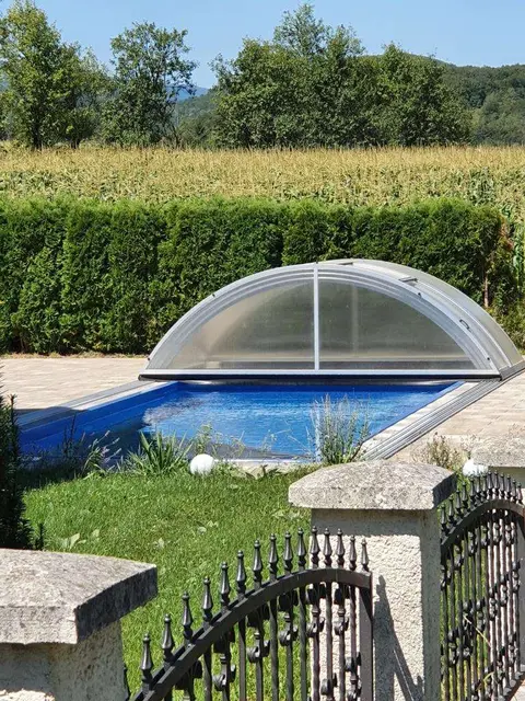 Bazen s kupolom, Otočac