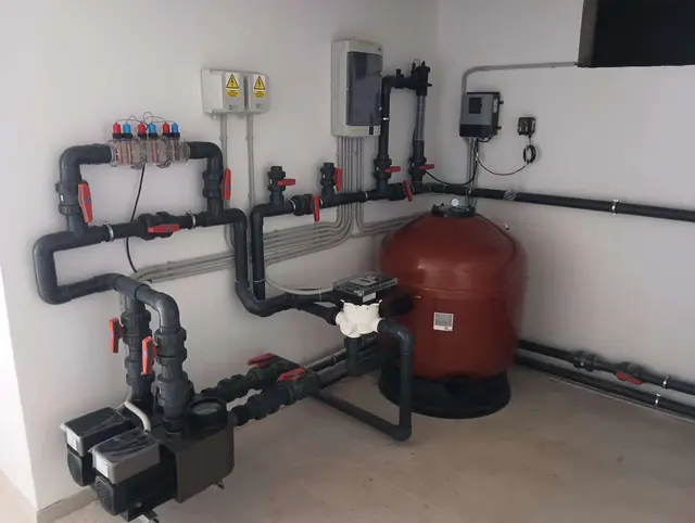 Strojarnica preljevnog bazena, 15,5 x 5 m, Sutivan, Brač (varijabilne pumpe, automatski multiventil, hidroliza itd)