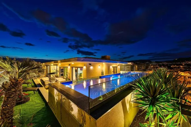 Sky Pool Penthouse Split