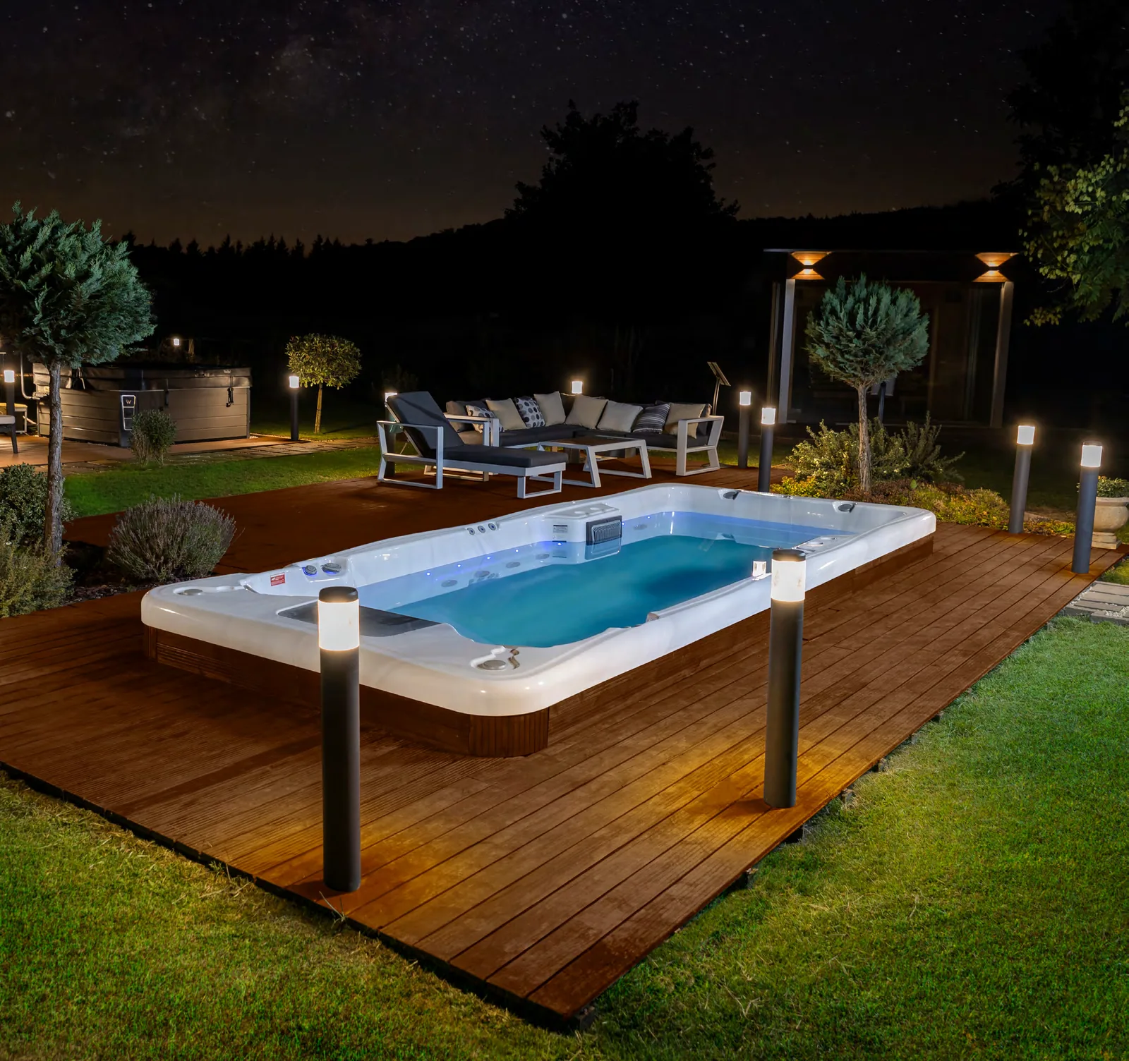 Wellis StreamLife swim spa u noćnoj vrtnoj sceni, Riverjet protustruja